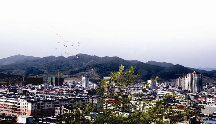 竹溪县城城北的五峰山.